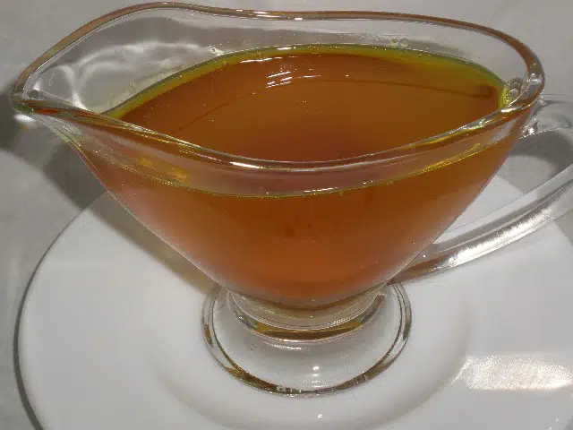 Jugo del pollo al curry asado