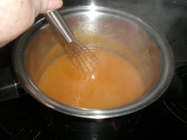 Mezclar el agar agar con la papaya y naranja