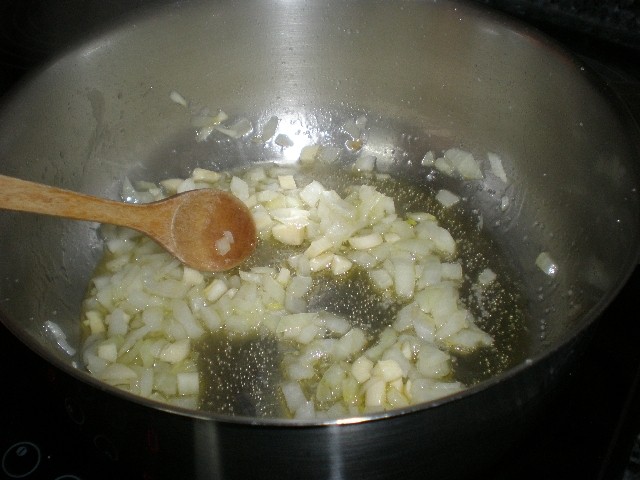 Mezclar cebolla y ajo