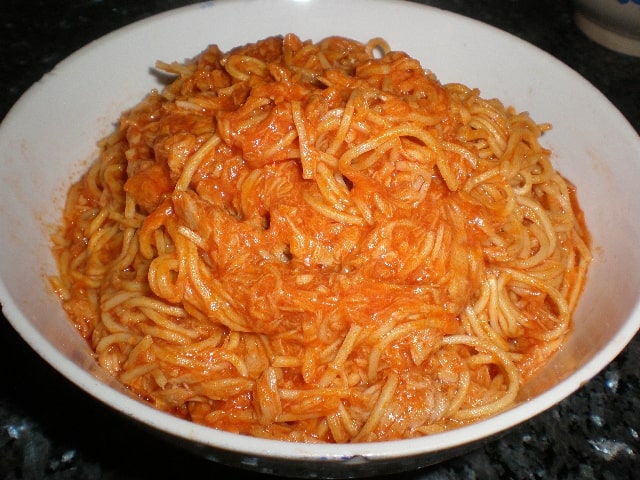 Fideos chinos de huevo al atún