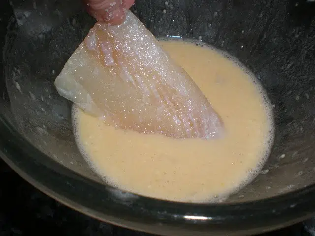 Rebozar los filetes de gallo