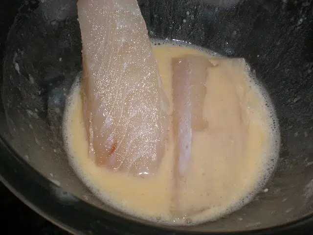 Rebozar los filetes de gallo