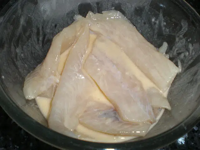 Rebozar los filetes de gallo