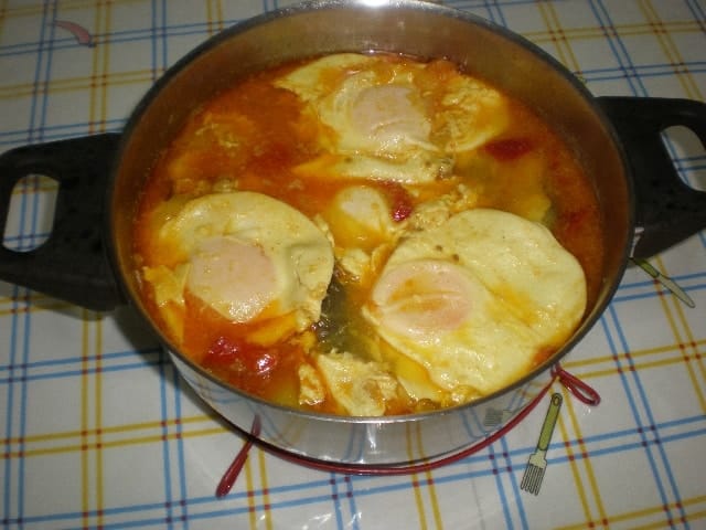 Cazuela de congrio con huevos 