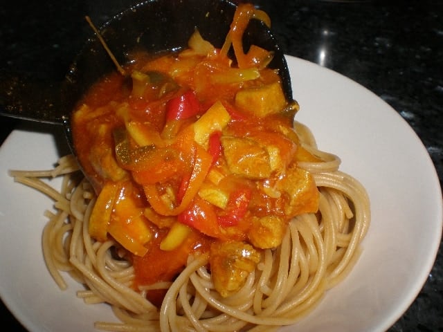 Espaguetis con salsa bondiola