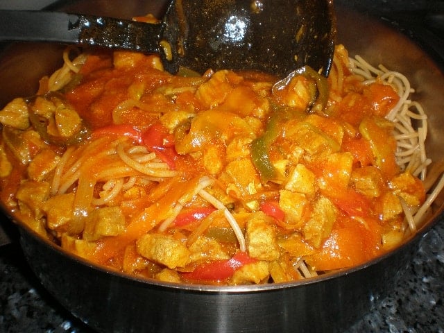 Espaguetis con salsa bondiola