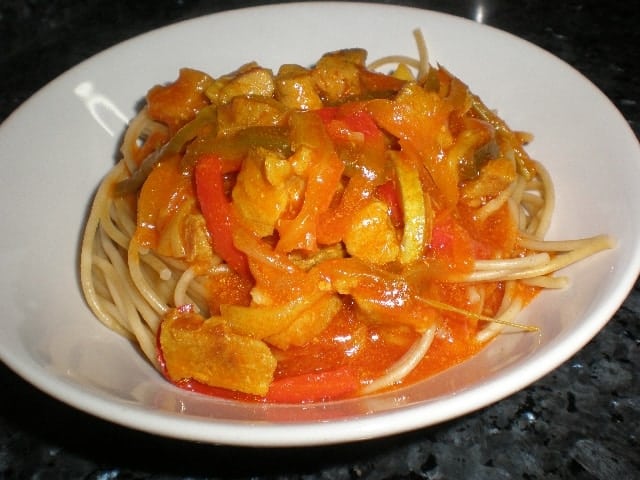 Espaguetis con Salsa bondiola