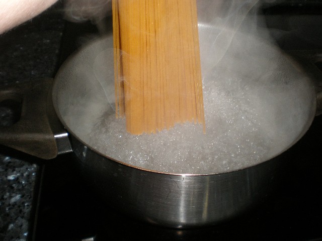 Guisar espaguetis integrales