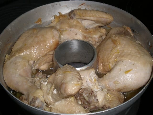 Pollo en bizcochera