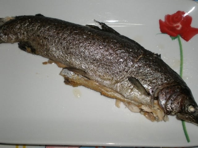 Trucha con ajo chafado
