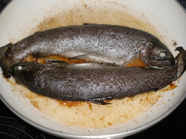 Trucha con ajo chafado