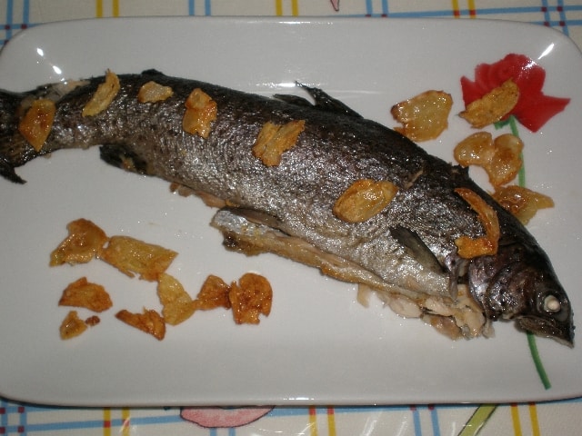 Truchas con ajo chafado