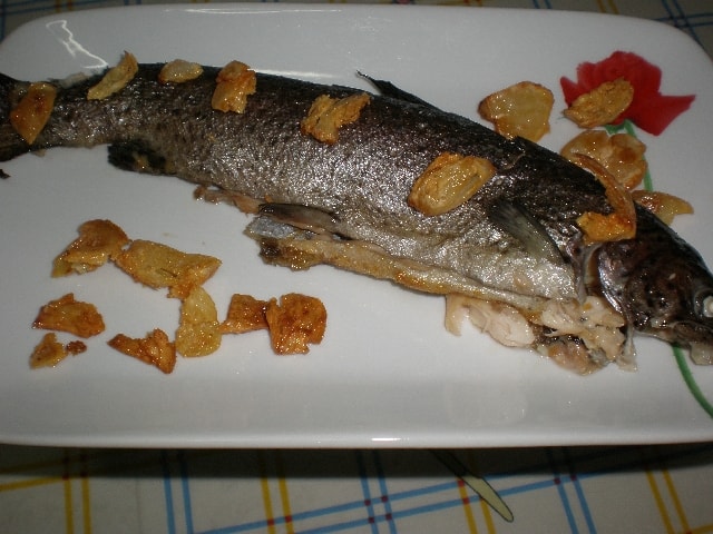 Truchas con ajo chafado