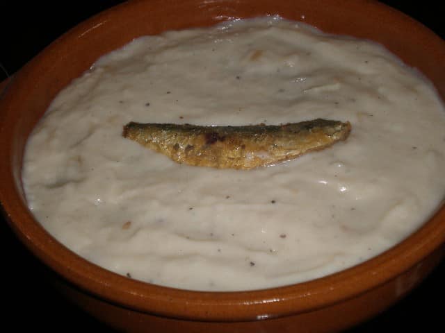 Sardinas en bechamel con cebolla