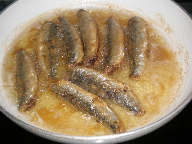 Freír sardinas
