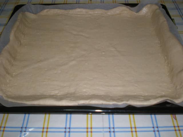 Masa para pizza en bandeja 