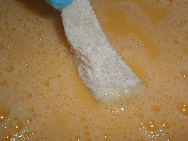 Pasar las tiras de potón por huevo