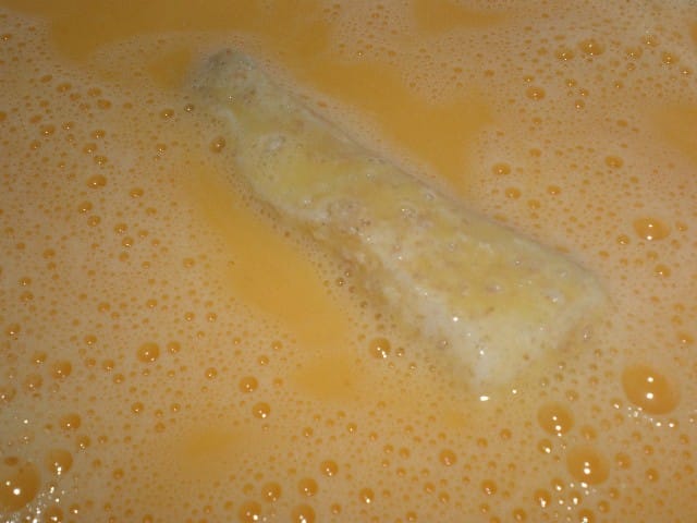 Pasar las tiras de potón por huevo