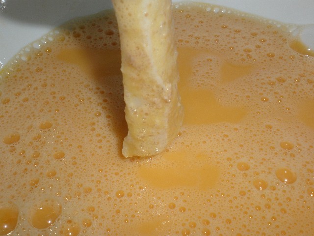 Pasar las tiras de potón por huevo