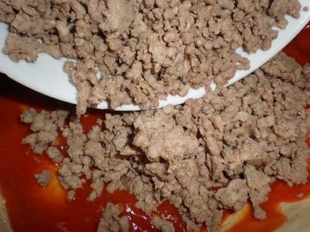 Poner la carne a la pizza