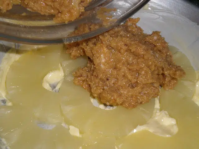 Elaborando tatín de piña y galletas Elaborando tatín de piña y galletas