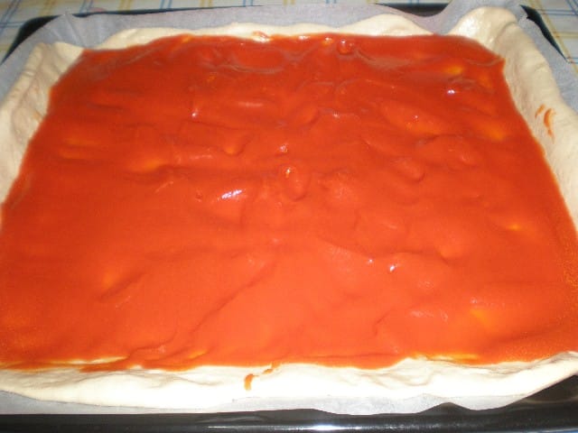 Masa de pizza con tomate 