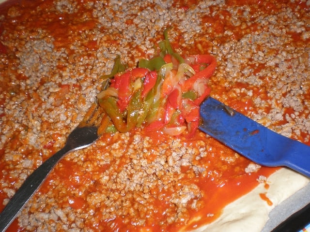 Elaborar pizza de carne y pimientos