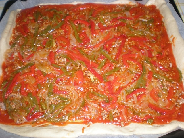 Elaborar pizza de carne y pimientos