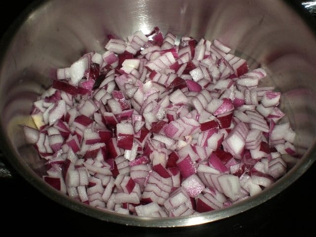 Sofreír la cebolla morada