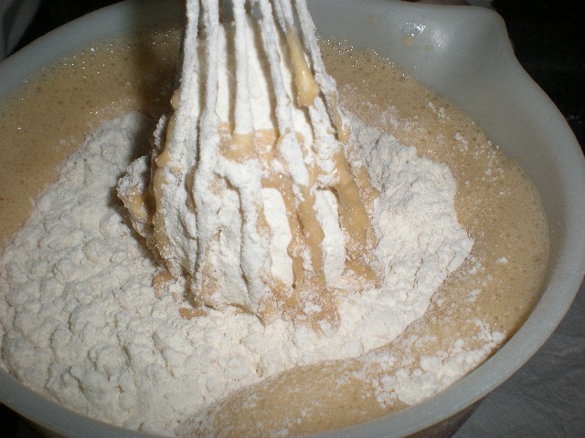 Hacer masa para bizcocho de leche