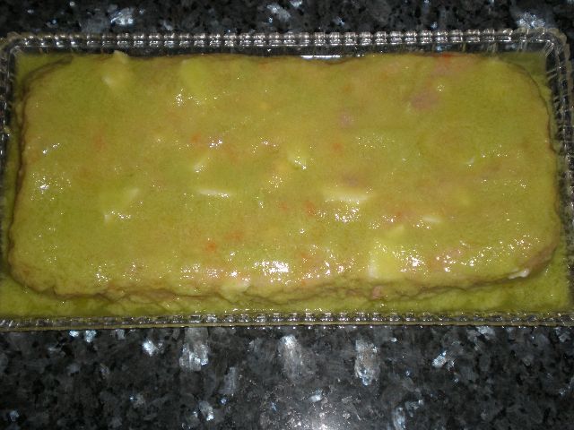 Ensaladilla cubierta de aguacate