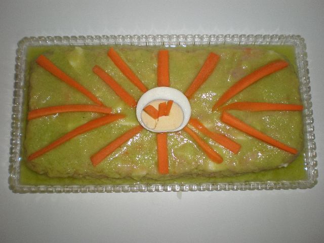 Ensaladilla cubierta de aguacate