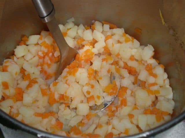 Escachar papas y zanahorias