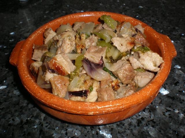 Chuletas con poche de ensalada 