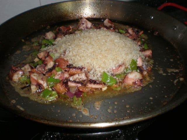 Preparando arroz negro marinero