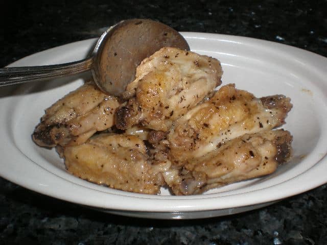 Poner alitas en bandeja