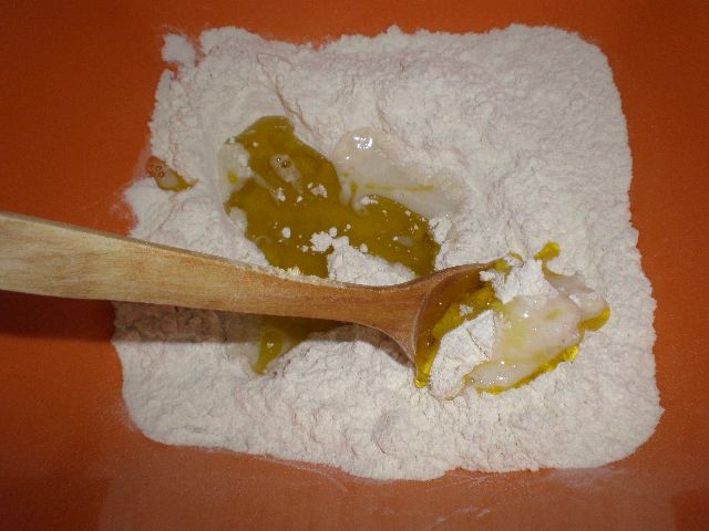 Mezclar harina con agua y aceite