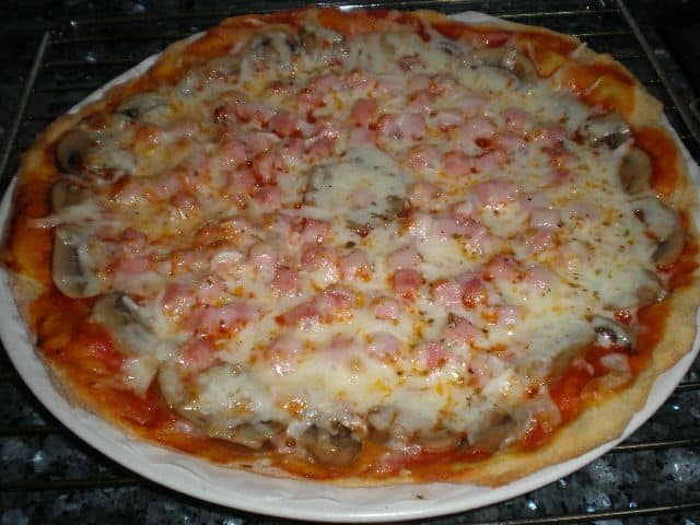 Pizza de champiñones y jamón 