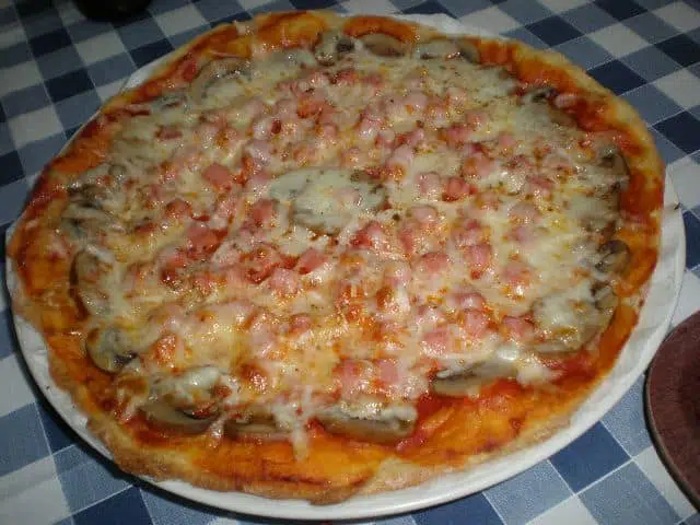 Pizza de champiñones y jamón Pizza de champiñones y jamón