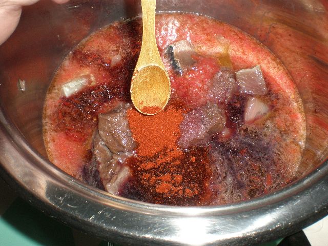 Cocinando daditos de atún rojo en salsa