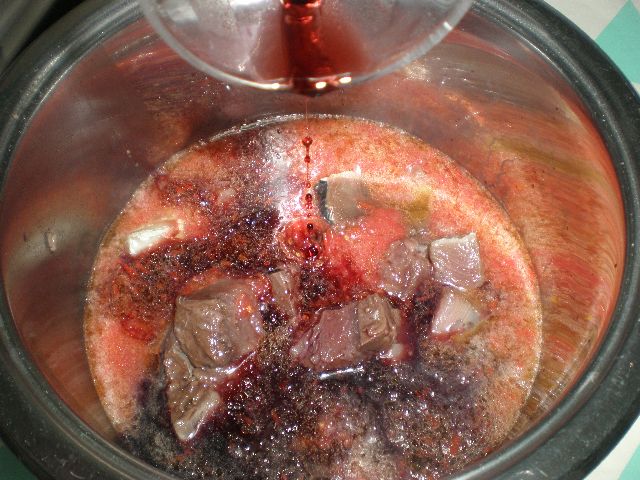 Cocinando daditos de atún rojo en salsa