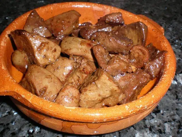 Casquería de cabrito al ajillo