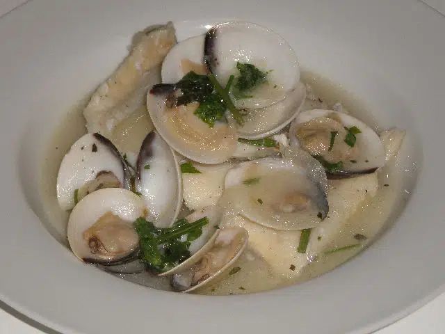 Bacalao con almejas