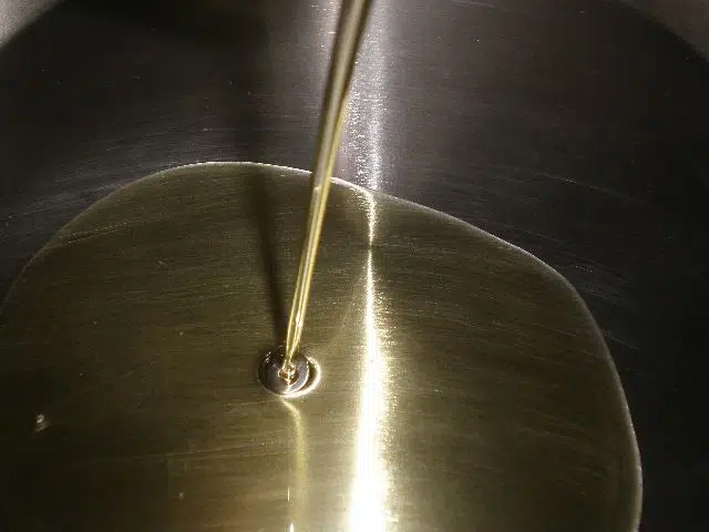 Echar aceite en la cazuela