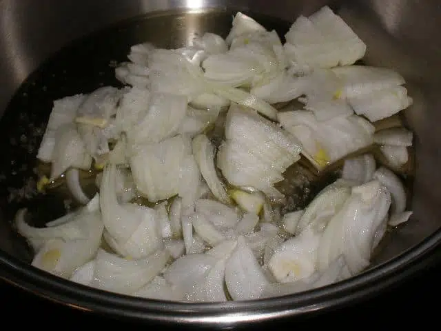 Añadir sal a la cebolla