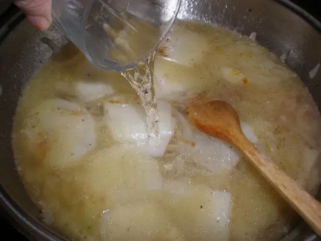 Echar el vino y el agua