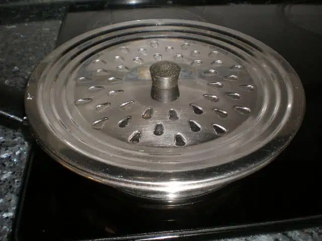 Elaborar el bacalao con almejas