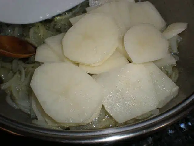 Añadir la papa a la cebolla pochada