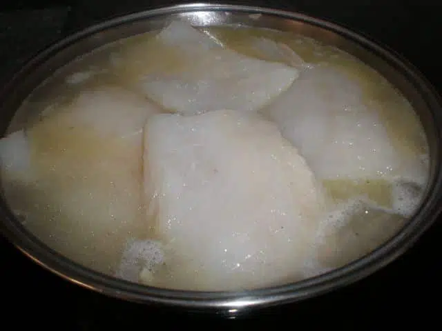 Elaborar el bacalao con almejas