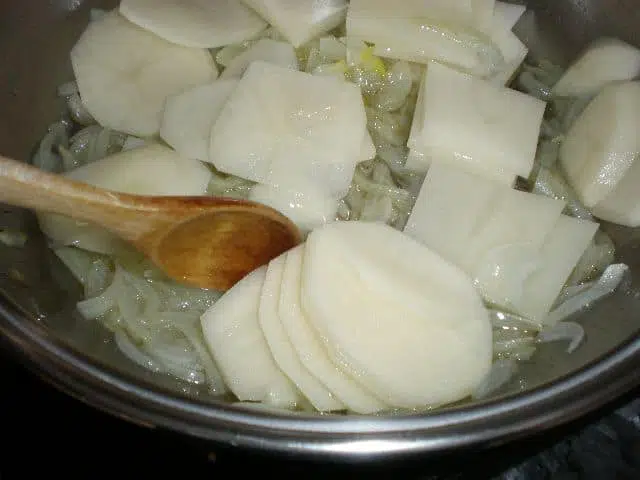 Mezclar la papa con la cebolla pochada